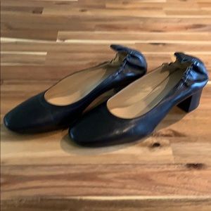 Everlane black leather pump